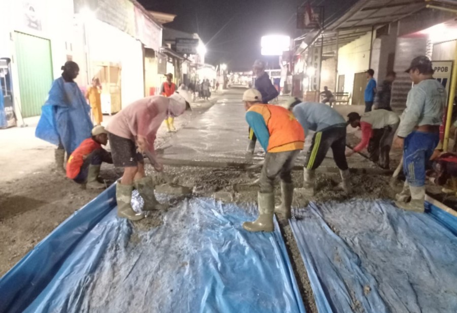 Anggota Komisi III DPRD Lamsel Tinjau Pengerjaan Proyek Jalan di Pasar Natar