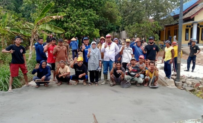 Di Duga Menjadi Pemicu Kecelakaan, Jalan Desa Jepara Diperbaiki Oleh Donatur dan Masyarakat Setempat