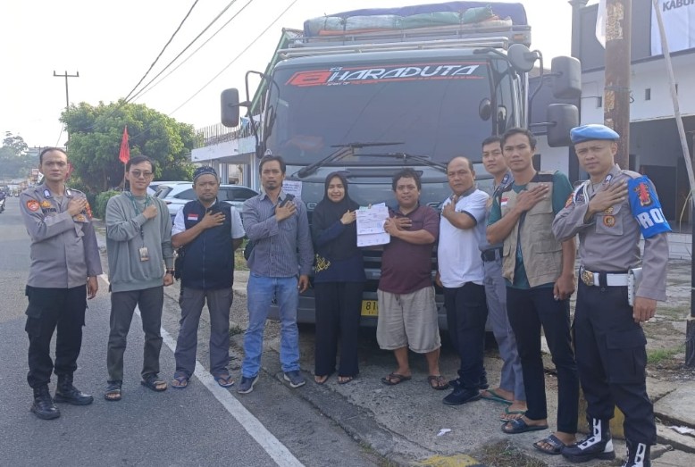 Polres Pesisir Barat Kawal Pendistribusian Kotak Suara Di Gudang Logistik KPU