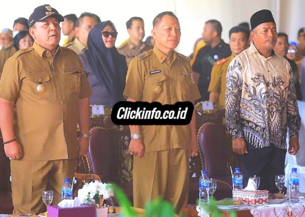 Pj Bupati Tuba Hadiri Acara Penyerahan Bantuan Excavator dan Kincir Angin