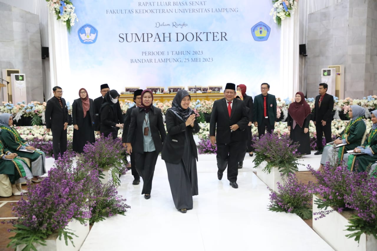 Wagub Chusnunia Hadiri Rapat Senat Luar Biasa Pengambilan Sumpah Dokter Periode I Tahun 2023 Fakultas Kedokteran Universitas Lampung