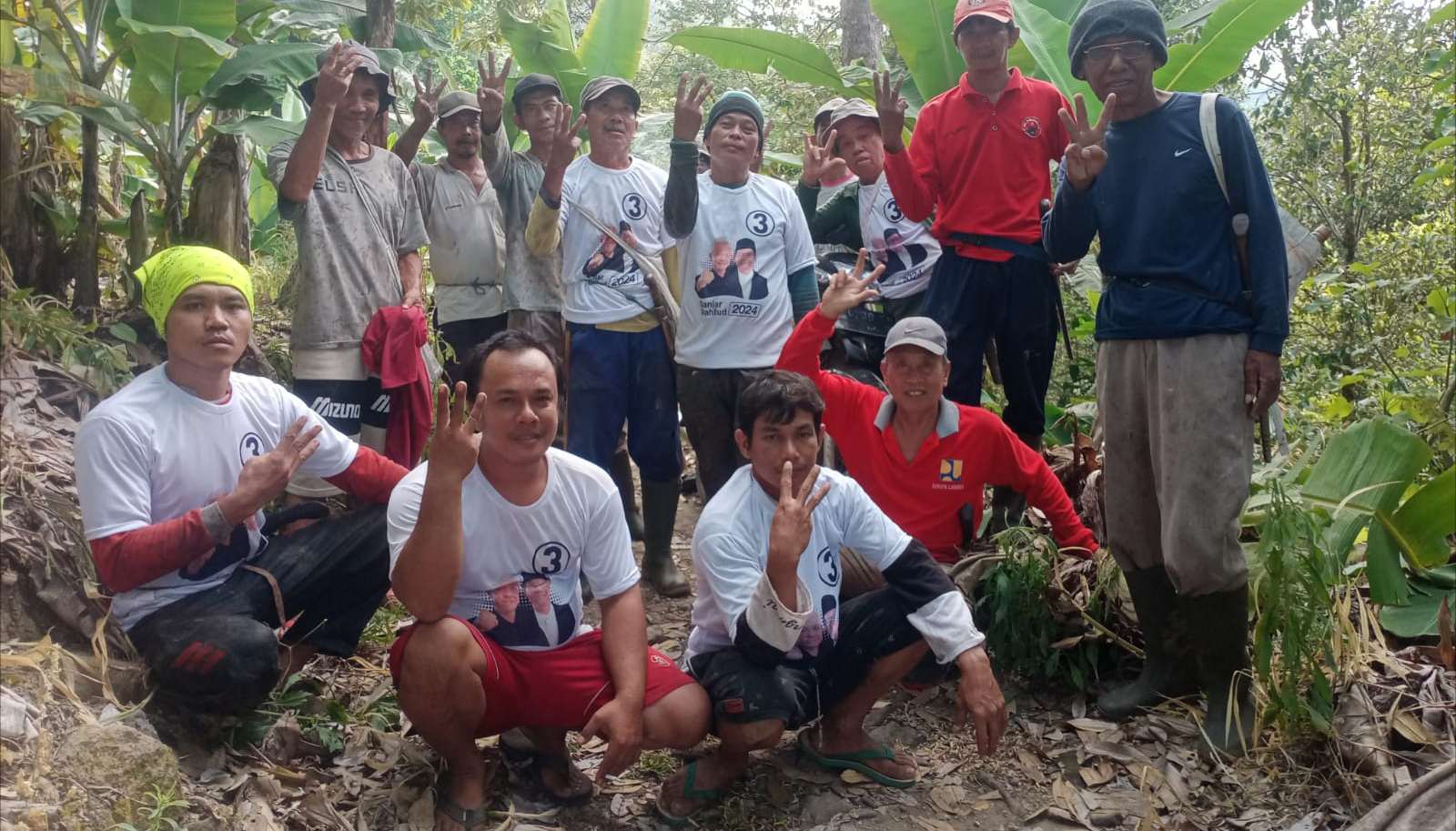Relawan Ganjar, Bahu Membahu Bersama Masyarakat, Memasang Saluran Air Untuk Petani Di Lampung Selatan