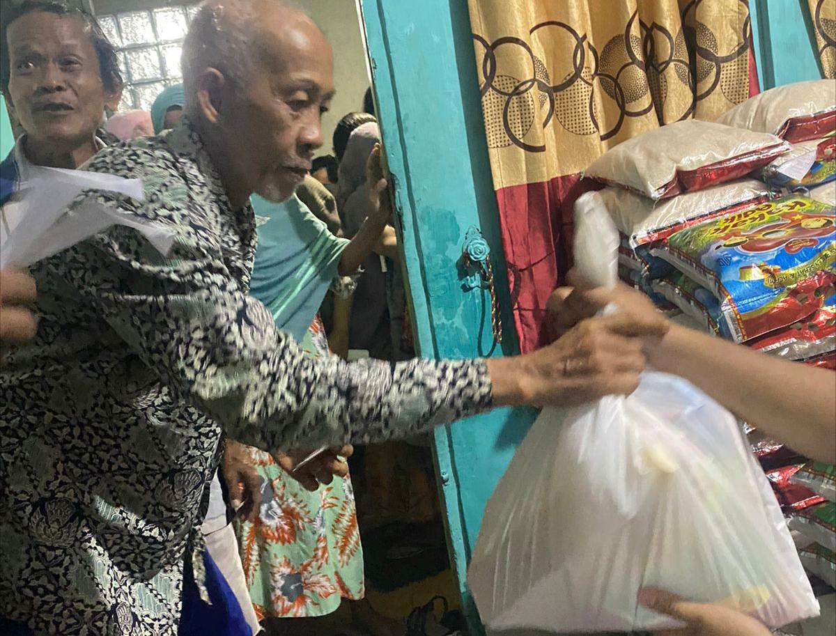 PT SME, Bagikan Sembako Dan Jaring Penghalang Dua Lapis Untuk Filter Debu