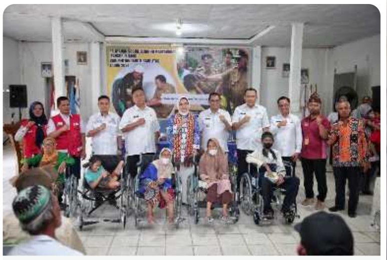 Riana Sari Arinal, Menyerahkan Bantuan Kursi Roda ,Alat Bantu Dengar Serta Jalan, Kepada Penyandang Disabilitas