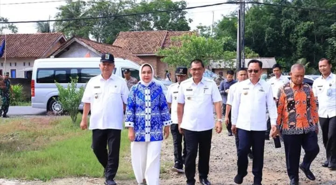 Riana Sari Menyerahkan Bantuan Kepada Kelompok Usaha Ekonomi Produktif, Di Tegineneng