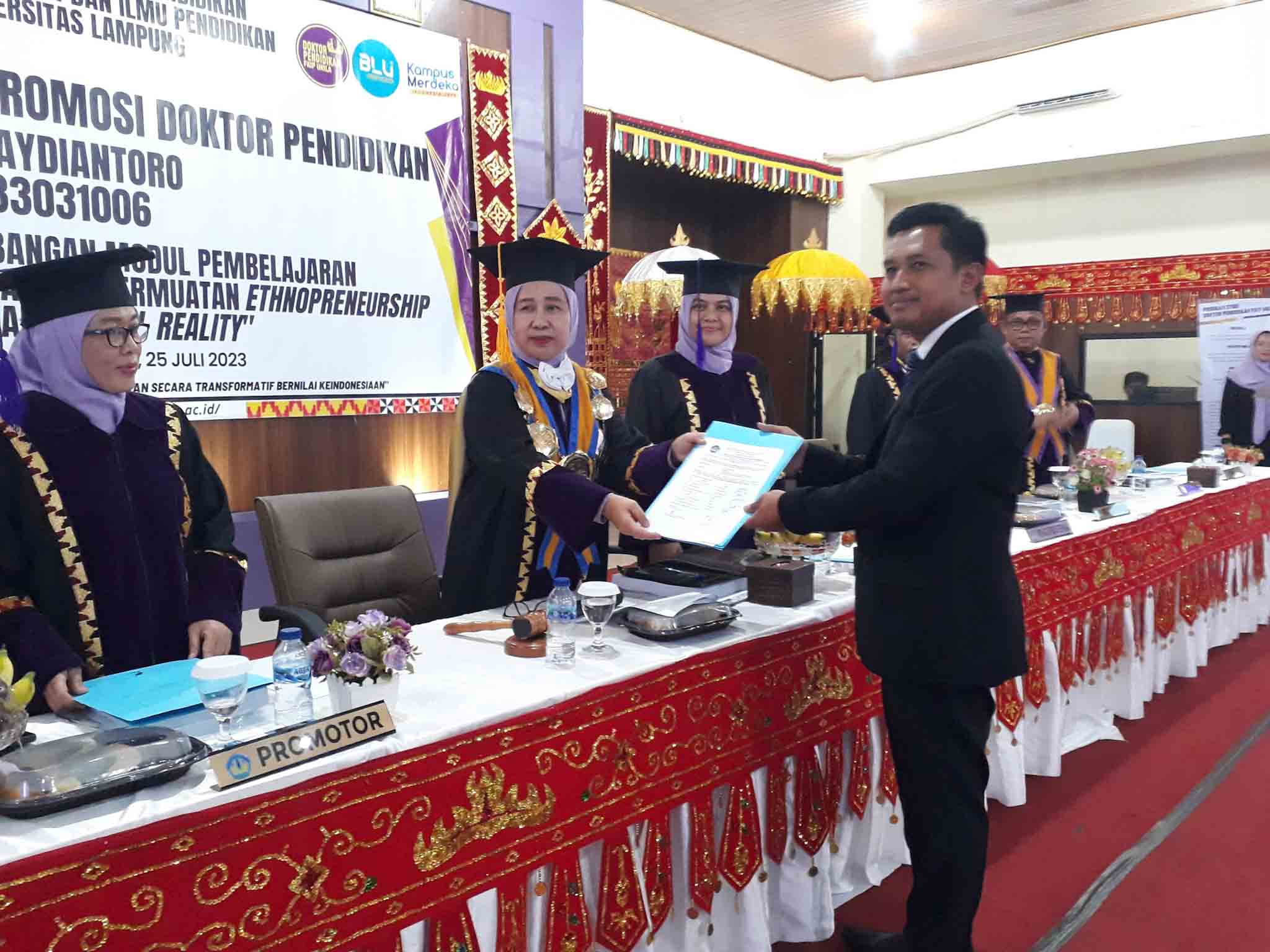 Albet Maydiantoro Sukses Raih Gelar Doktor dengan Peringkat Cum Laude di FKIP Unila