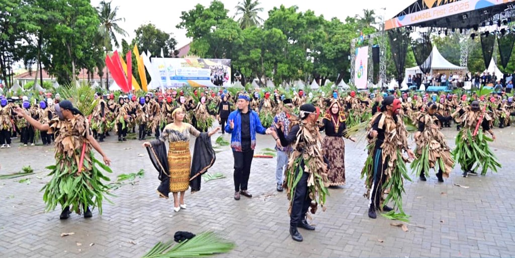 Spektakuler! 1.500 Penari Pecahkan Rekor MURI dalam Pagelaran Tari Tuping 12 Wajah di Lampung Selatan