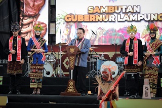 Gubernur Arinal Buka Karnaval Topeng 2023 yang Diikuti Ribuan Peserta