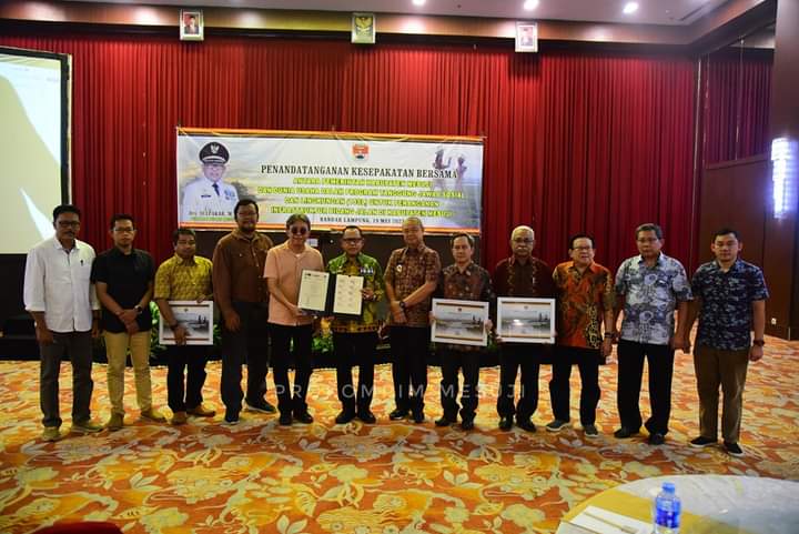 Ketua APINDO Lampung Saksikan Pemkab Mesuji & Dunia Usaha Teken MoU TJSL Infrastruktur Jalan