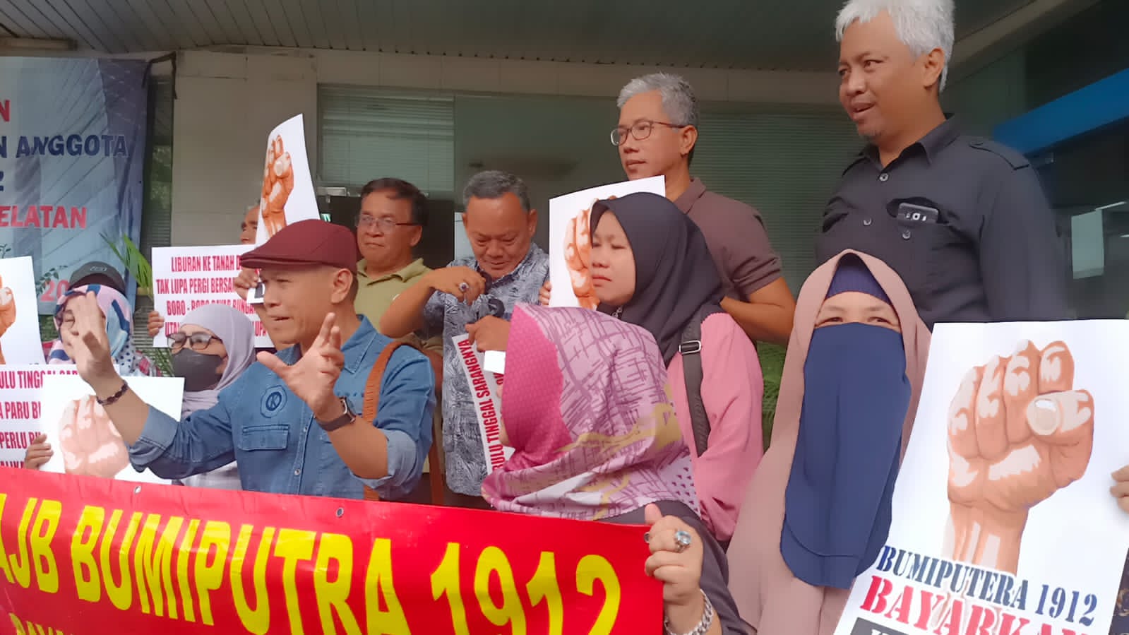 Puluhan Pemegang Polis Asuransi Berunjuk Rasa di Kanwil AJB Bumi Putera Bandar Lampung