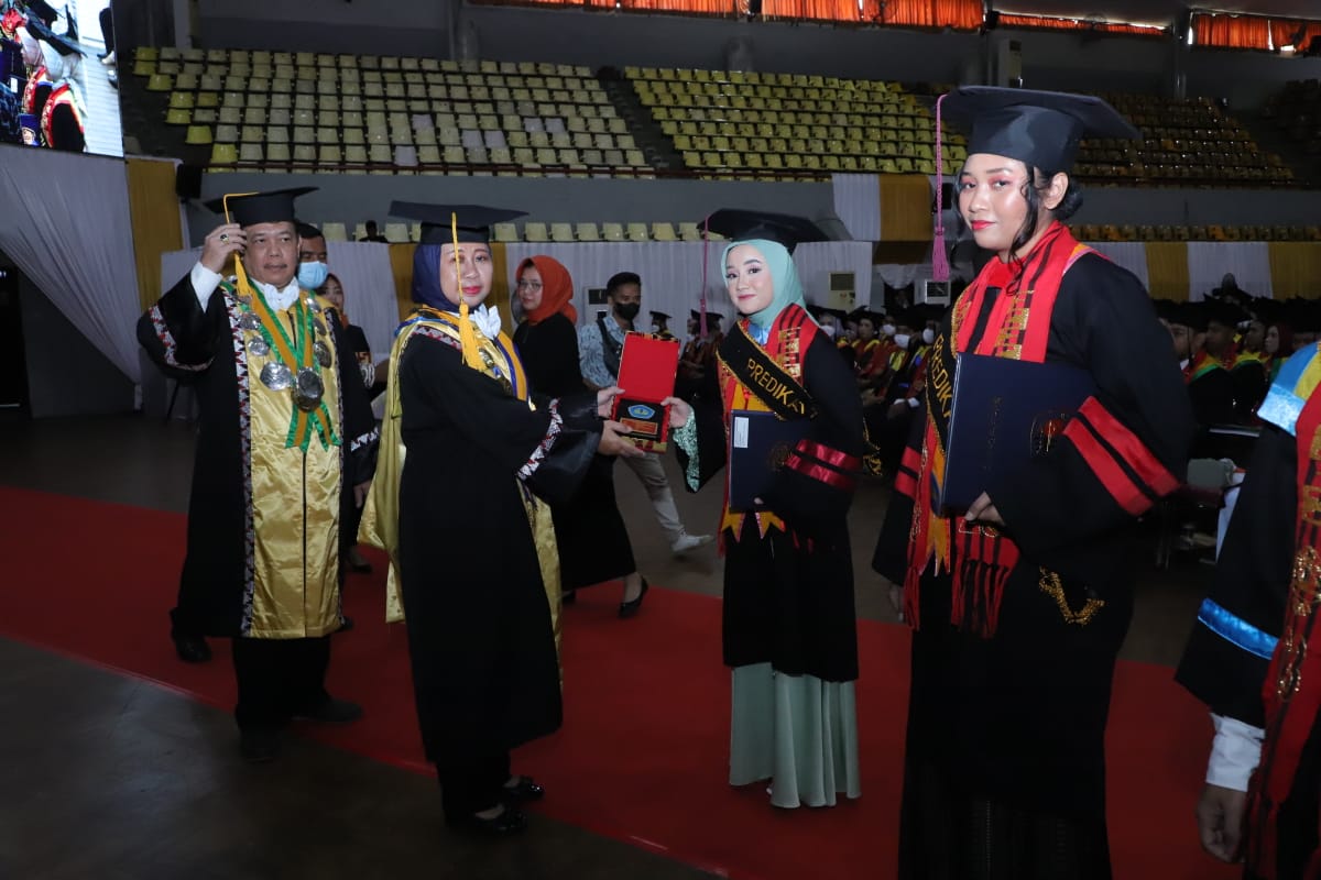 897 Mahasiswa Unila di Wisuda, Rektor Prof Lusmeilia Afriani Minta Lulusan Miliki Tanggungjawab Sosial di Masyarakat