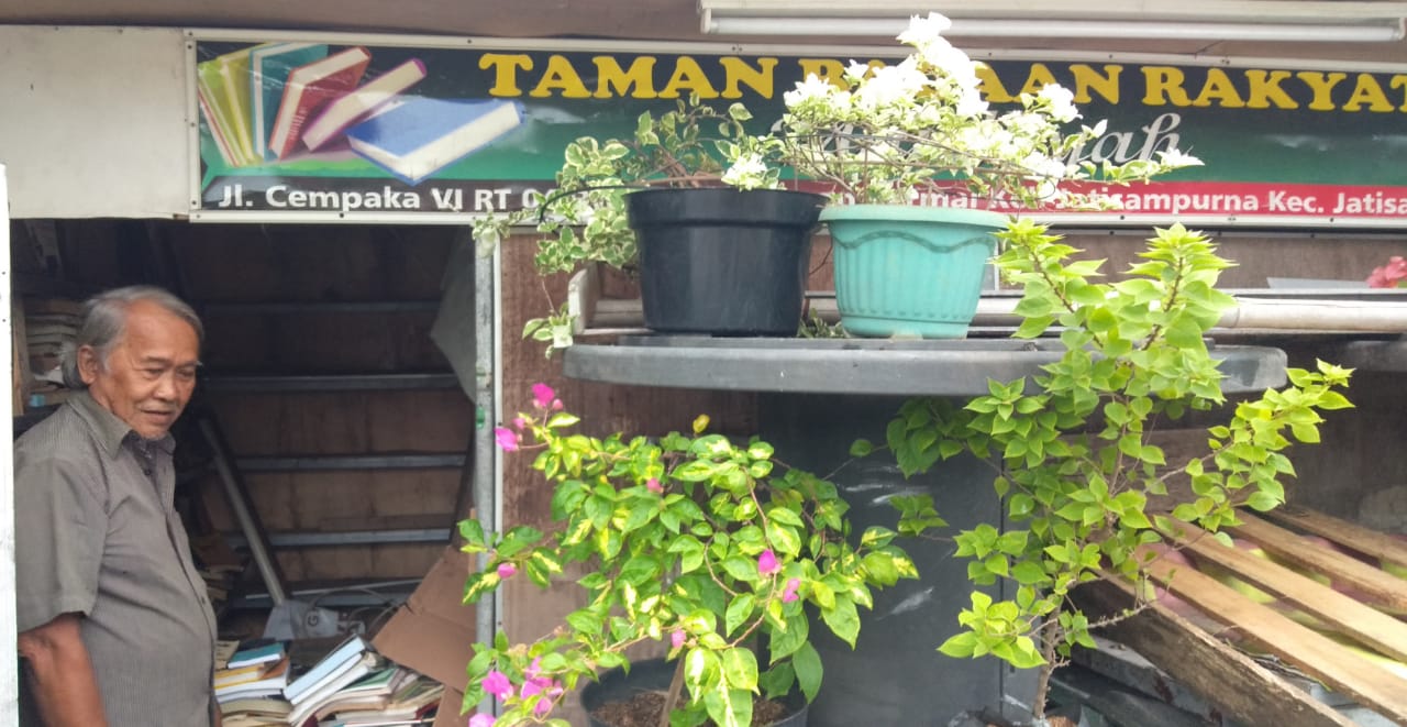Haji Ratak, Dulu Perawat (Mantri) Kini Merawat Literasi Cetak Melalui Taman Bacaan Rakyat