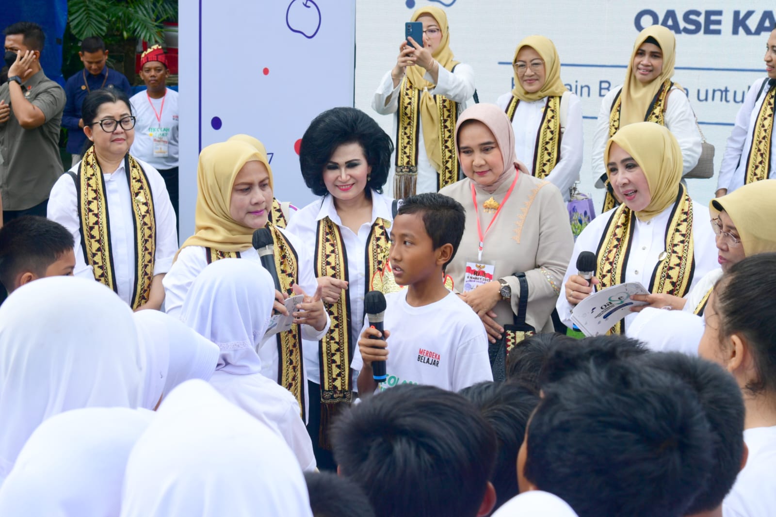 Ketua TP PKK Provinsi Lampung Dampingi Ibu Iriana Joko Widodo Bermain Bersama Siswa Sekolah Dasar Dalam Rangkaian Kegiatan Bersama OASE KIM