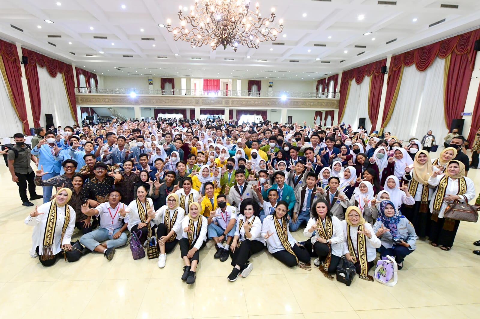 Ketua Tim Penggerak PKK Provinsi Lampung  Dampingi Ibu Negara Iriana Joko Widodo Tinjau  Sosialisasi Bahaya Narkoba Kepada Sejumlah Siswa SMA