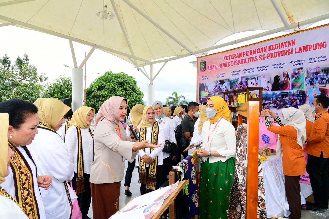 Serangkaian Kegiatan Ibu Negara Iriana Joko Widodo di Provinsi Lampung, Dari Menanam Pohon  Hingga Mencoba Menenun Tapis
