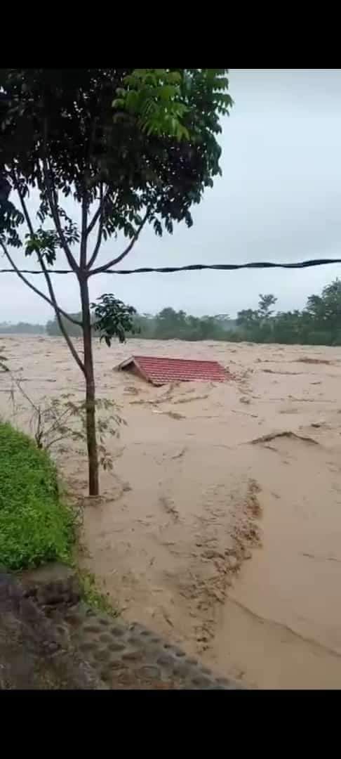 Dikepung Banjir Longsor, PrayforLampung