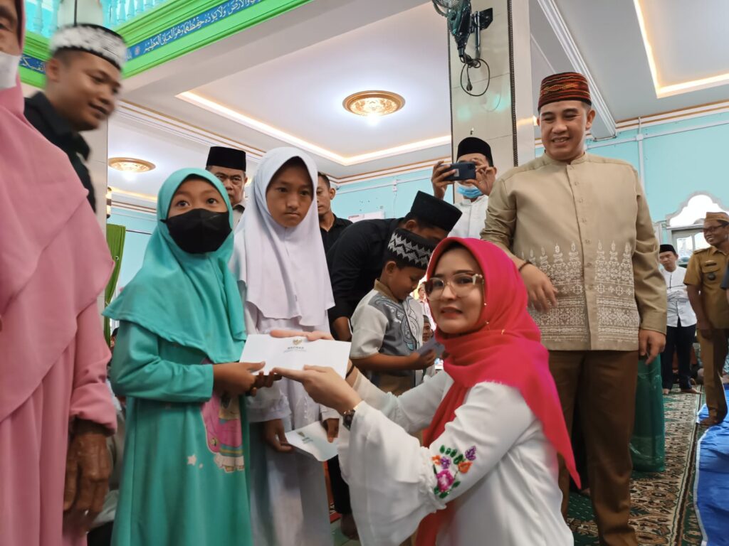 Ratusan Dhuafa dan Yatim-piatu di Kecamatan Way Khilau dan Way Lima Terima Santunan dari Bupati Pesawaran