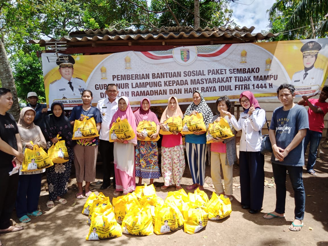 Gubernur Arinal Salurkan Bansos 100 Paket Sembako Kepada Masyarakat Tidak Mampu di Negeri Olok Gading