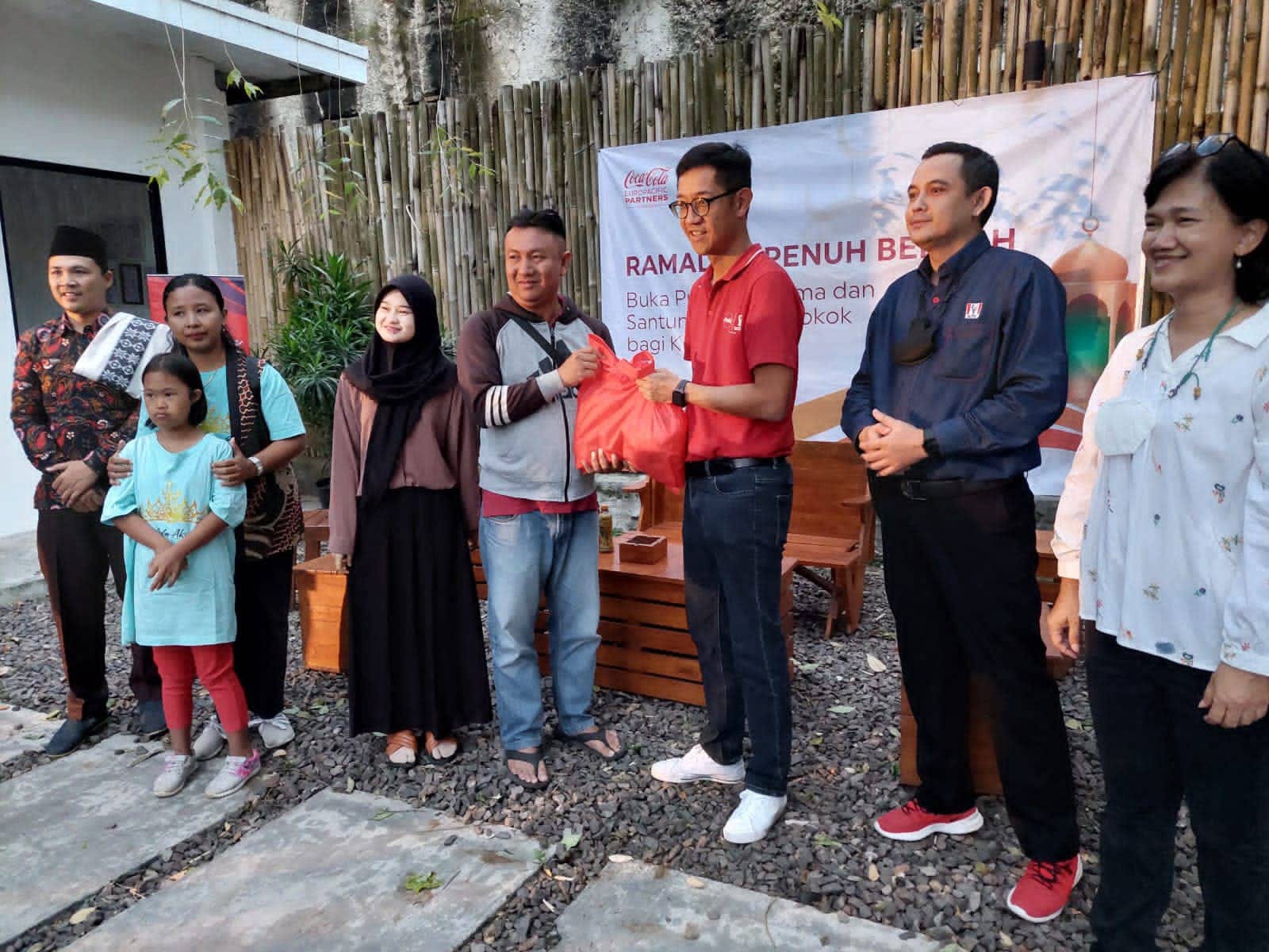 Wujudkan Rasa Syukur di Bulan Ramadan, CCEP Indonesia dan KFC Indonesia Selenggarakan Buka Bersama dan Donasi Bahan Pokok kepada Masyarakat di Delapan Kota di Indonesia