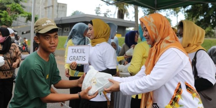 Ibu Riana Sari Arinal dan Jajaran LKKS Bagikan Takjil Gratis