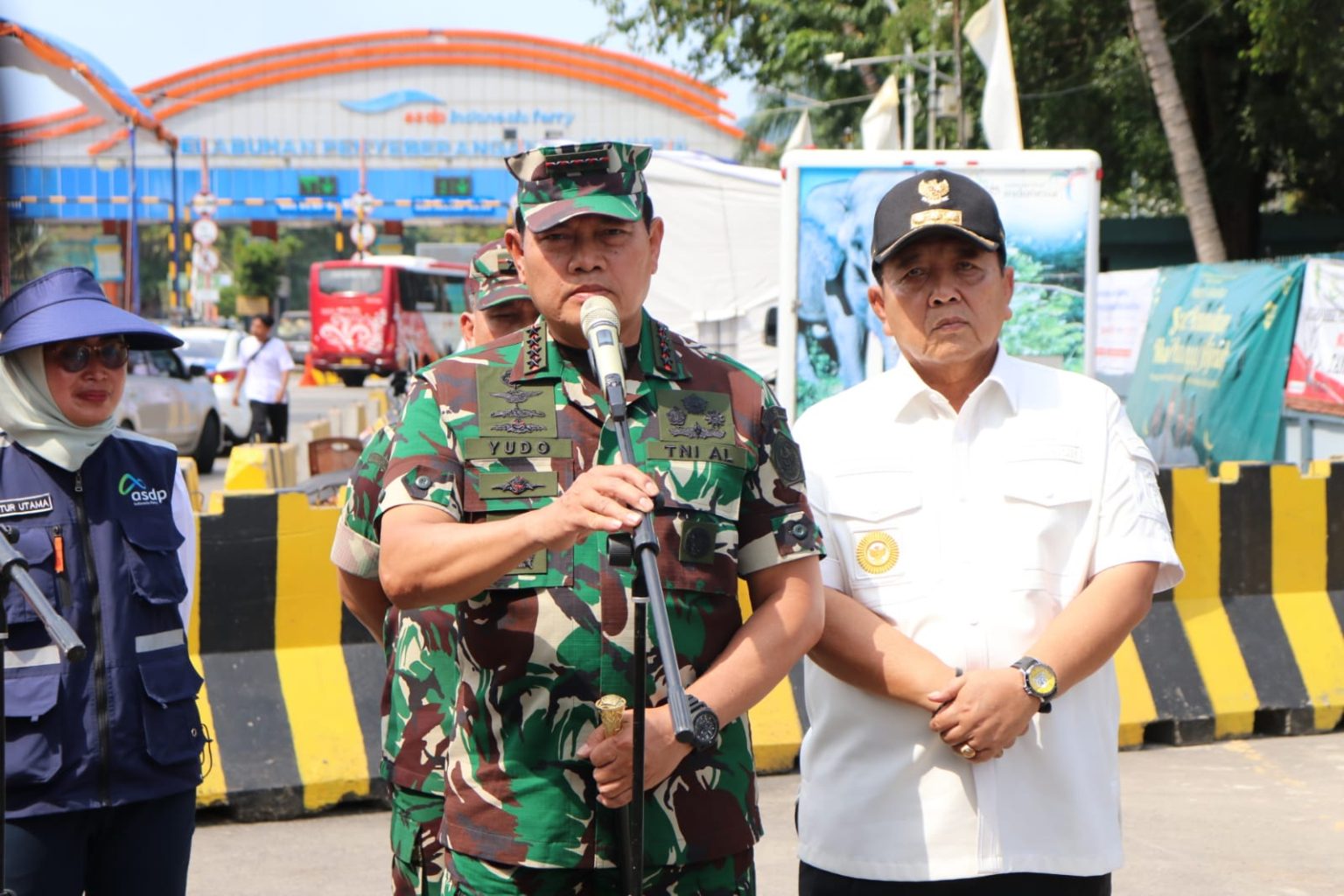 Gubernur Arinal Djunaidi Bersama Menhub, Kapolri dan Panglima TNI  Pantau Arus Mudik Di Pelabuhan  Bakauheni