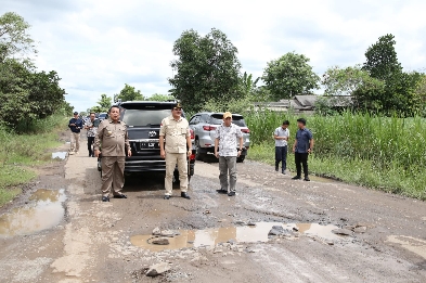 Gubernur Tinjau Langsung Kondisi Jalan di Rumbia Lampung Tengah, Siap Bersinergi dengan Pemerintah Pusat