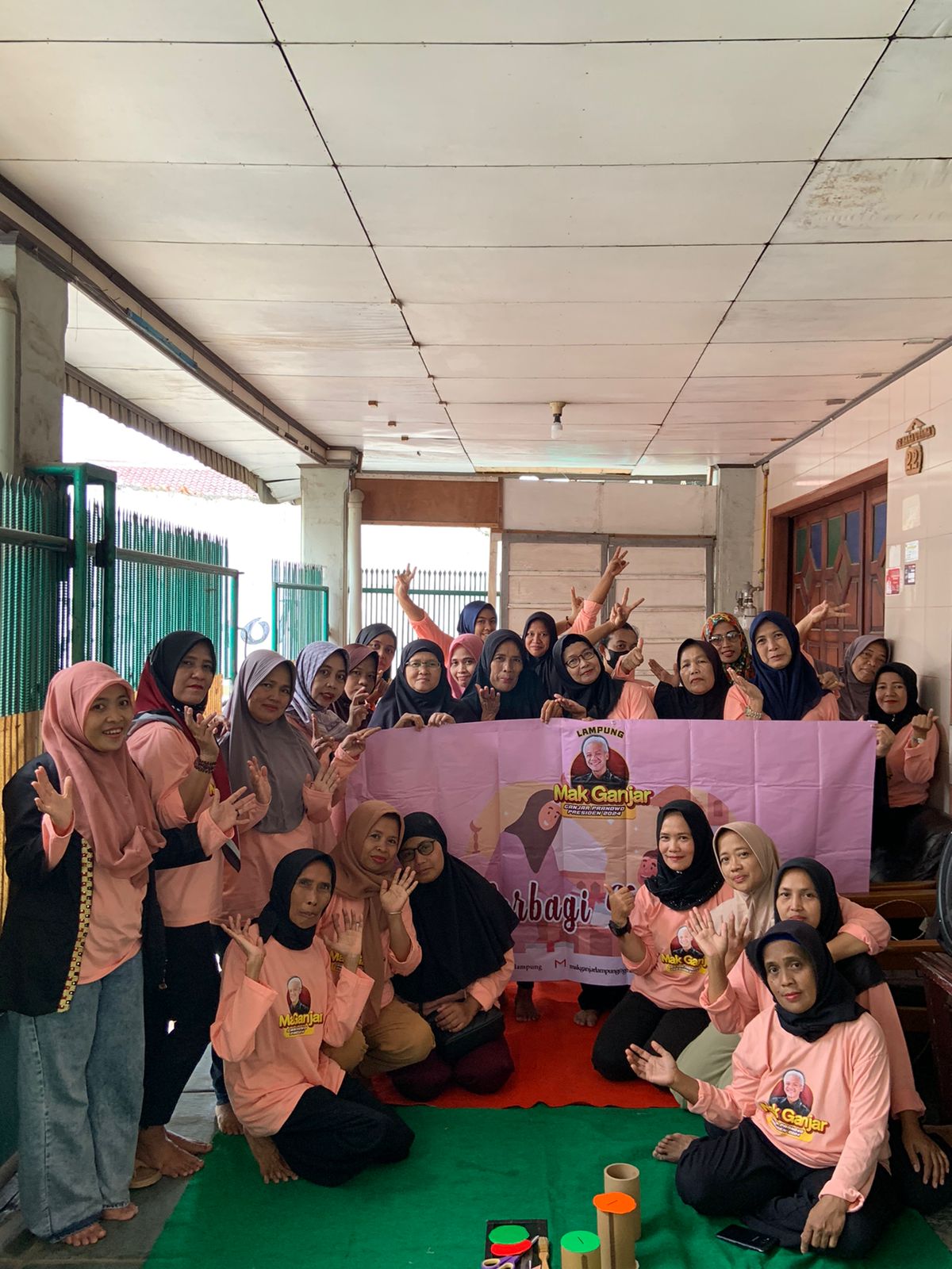 Mak Ganjar Ajarkan Warga Cara Membuat Celengan dari Kardus Bekas