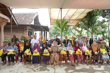 Memperingati Hari Lanjut Usia Nasional, Ketua LKKS Ibu Riana Sari Arinal Bagikan Sembako di Tegineneng
