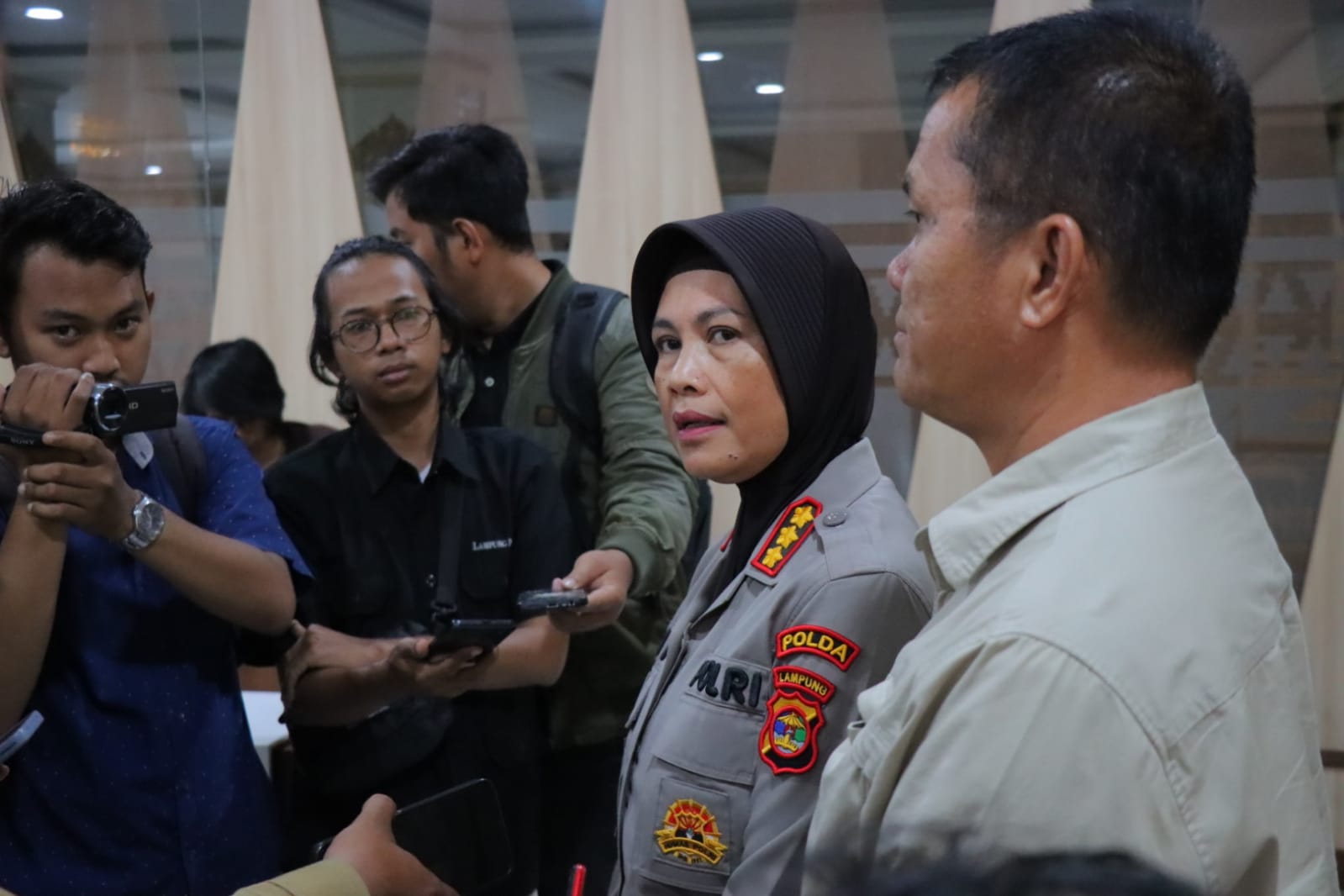 Warga Sukarame Serahkan Dosen dan Mahasiswi Yang Berlaku Tidak Pantas Ke Polda Lampung