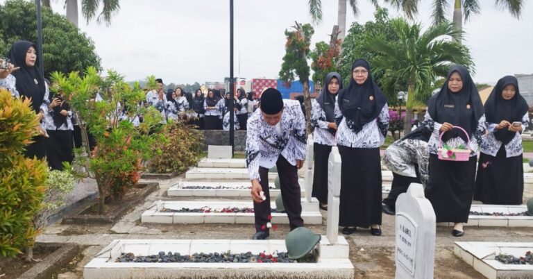 Kepala Dinas Pendidikan Dan Kebudayaan Kota Bandar Lampung, Pimpin Upacara Ziarah Kubur Di Makam Pahlawan, Tanjung Karang