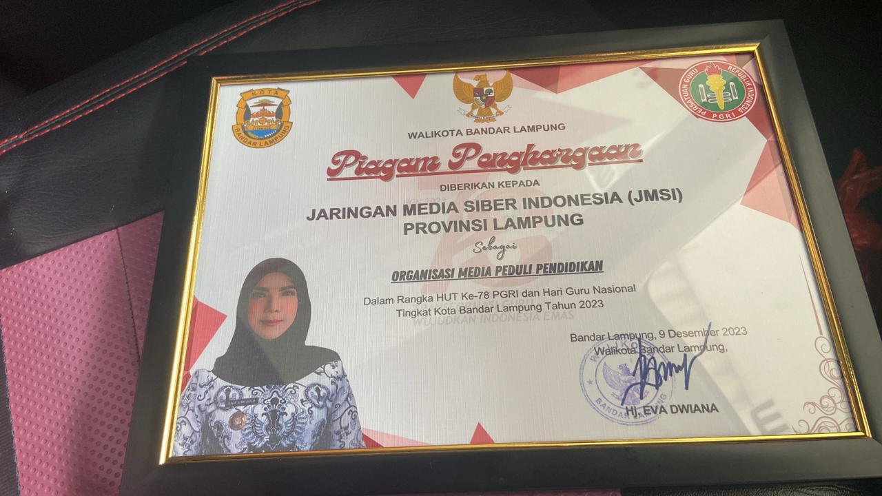 Ketua JMSI Lampung Raih Penghargaan Dari PGRI Bandar Lampung