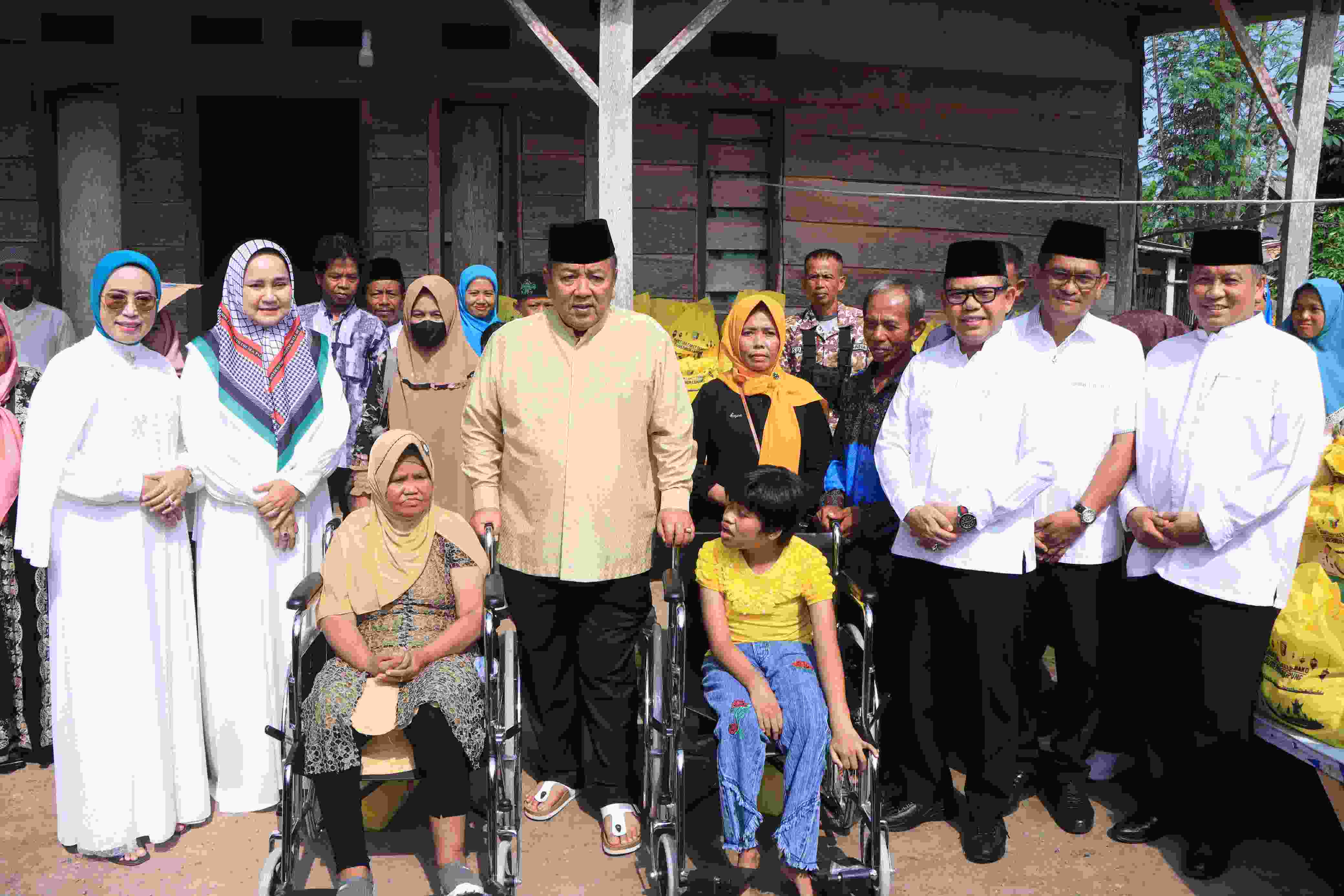 Kunjungan Kerja Ke Kabupaten Mesuji, Gubernur Arinal Djunaidi Bersama Ketua LKKS Provinsi Lampung Memberikan Sejumlah Bantuan