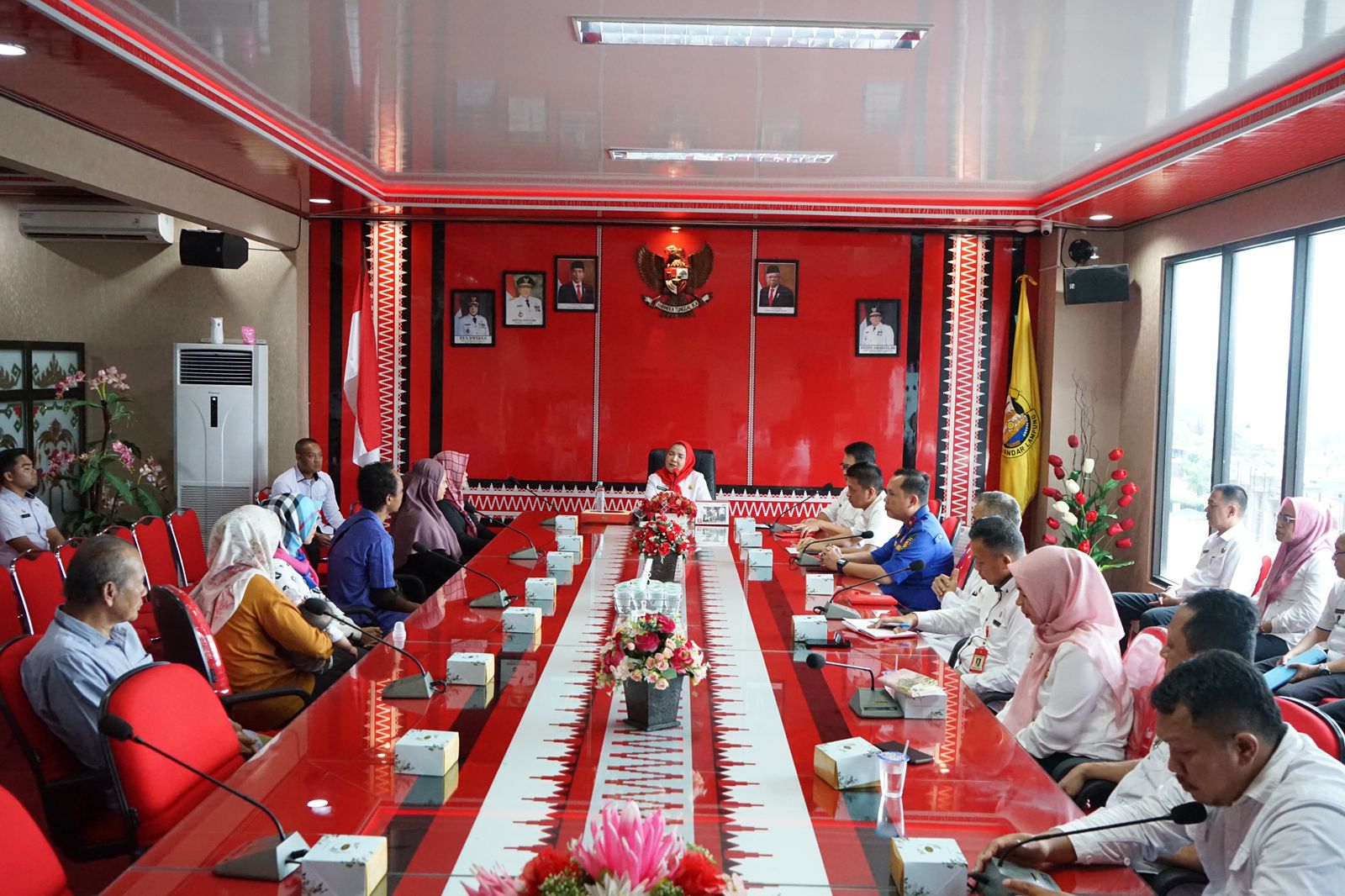 Hj Eva Dwiana Berikan Langsung Bantuan Kepada Korban Kebakaran Dan Pohon Tumbang, Di Ruang Rapat Walikota Bandar Lampung