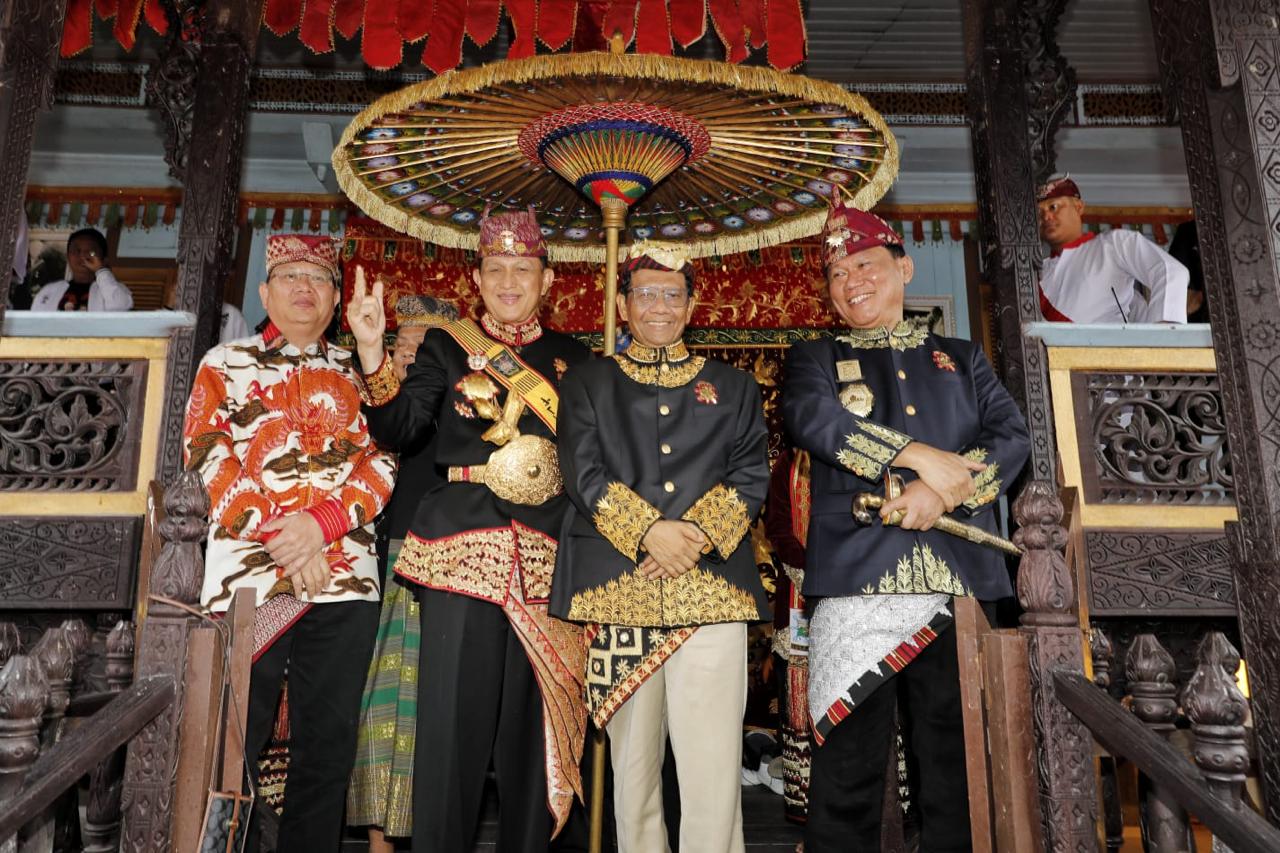 Mahfud MD Dianugerahi Gelar Batin Perkasa Saibani Niti Hukum oleh Kerajaan Adat di Lampung