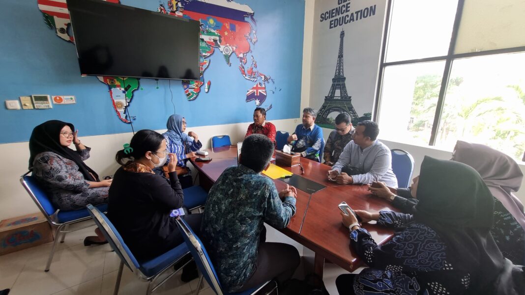 Tim THE Unila Kunjungi Unair Benchmarking Pemeringkatan dan Pembahasan Sustainable Report