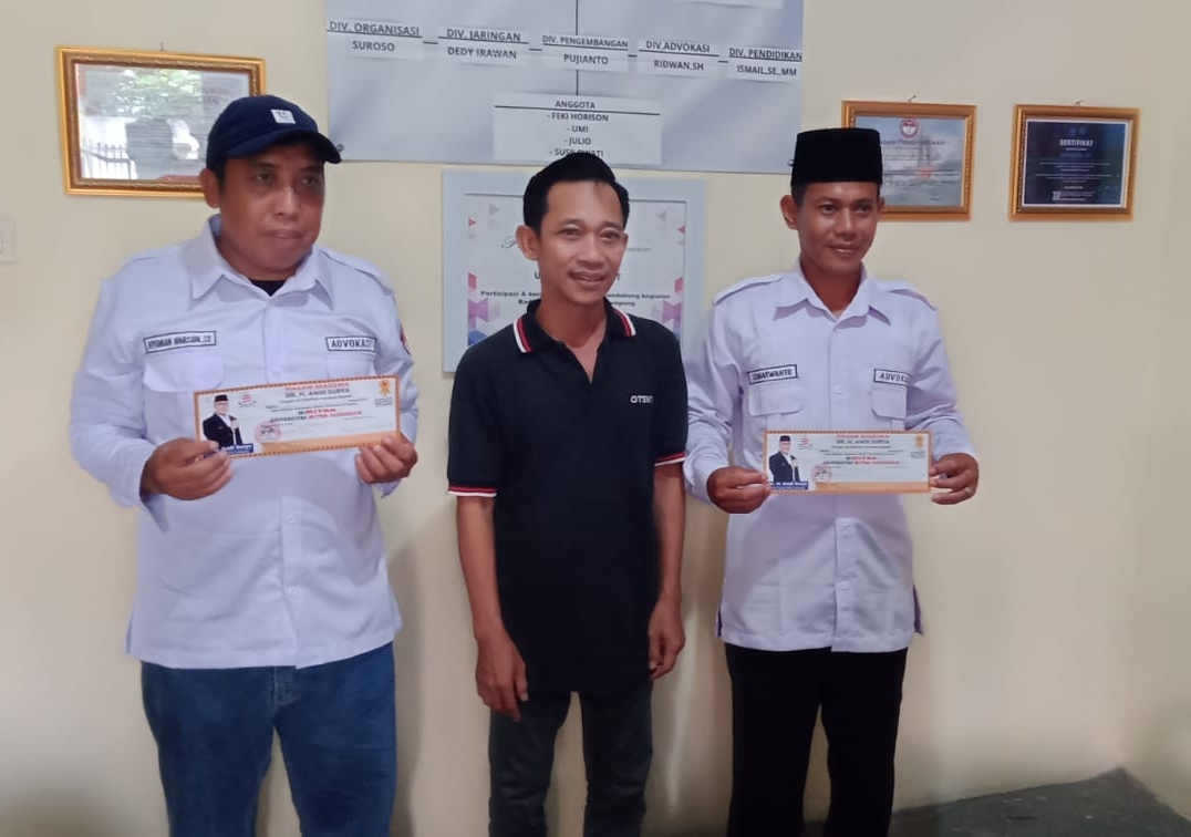 Dr. H. Andi Surya Salurkan Beasiswa Kepada Awak Media Melalui FPII Lampung