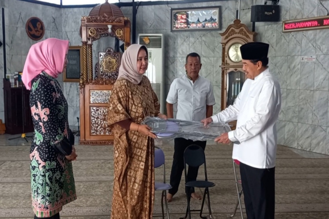 Riana Sari Arinal Serahkan Bantuan Kursi Lipat untuk Masjid Robiatul Azis Rawalaut