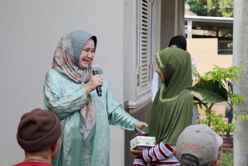 Peringati Hari Lanjut Usia Nasional, Ketua Umum LKKS Provinsi Lampung Ibu Riana Sari Arinal Serahkan Bantuan Sembako kepada Masyarakat Desa Jati Mulyo