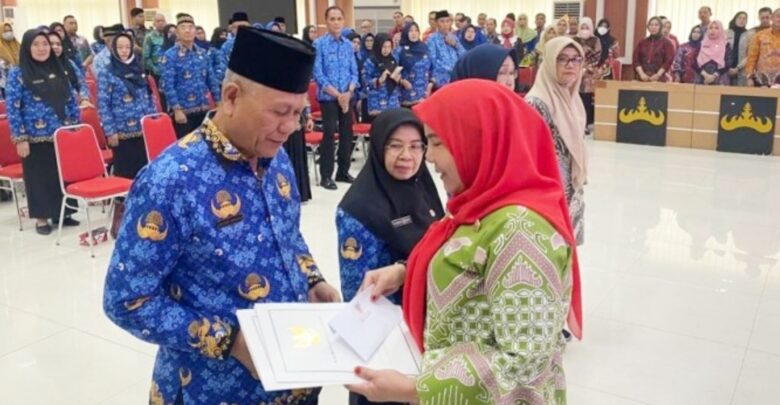 86 SK Pensiun PNS  Diserahkan Walikota Bandar Lampung Eva Dwiana