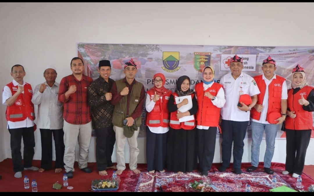 Ketua PMI Provinsi Lampung Serahkan Bantuan Kepada Warga Masyarakat Korban Bencana Alam Kampung Dadap Jajar