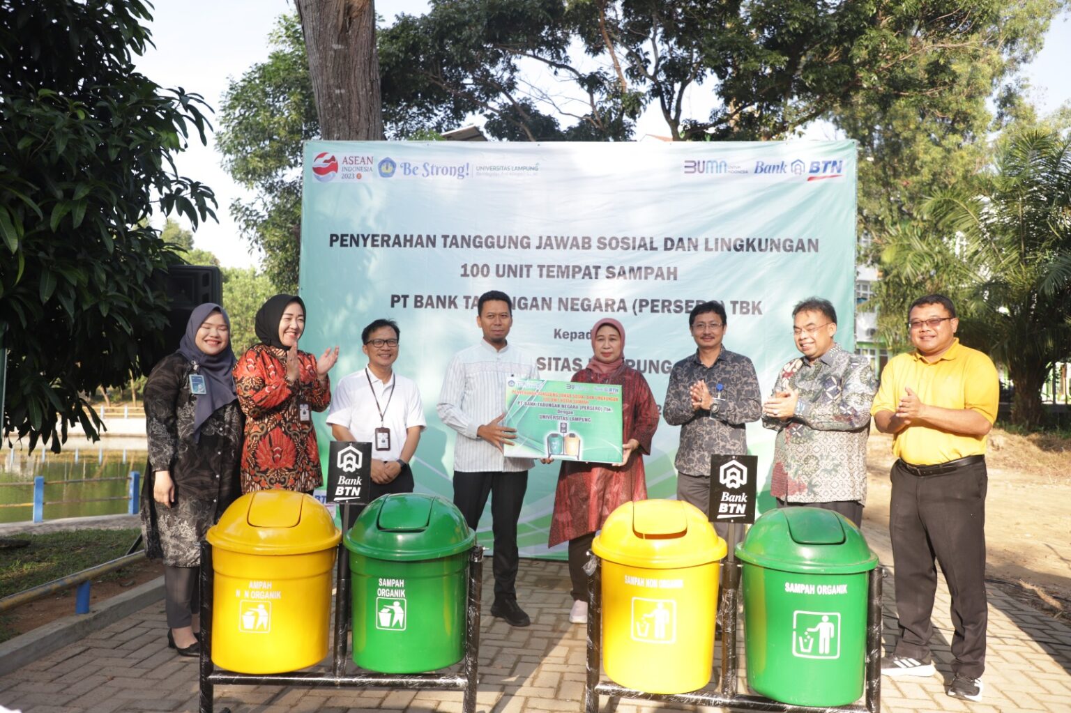 Unila Terima Hibah 100 Tempat Sampah dari Bank BTN