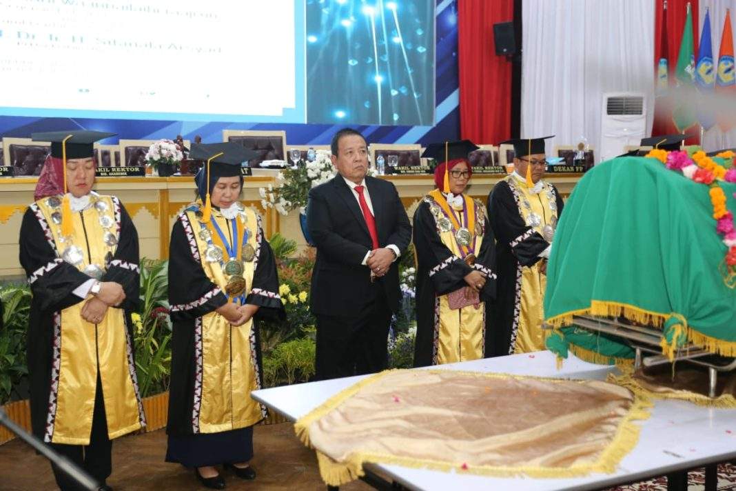 Gubernur, Rektor Bersama Civitas Akademika Ikuti Pelepasan Jenazah Rektor Pertama Unila