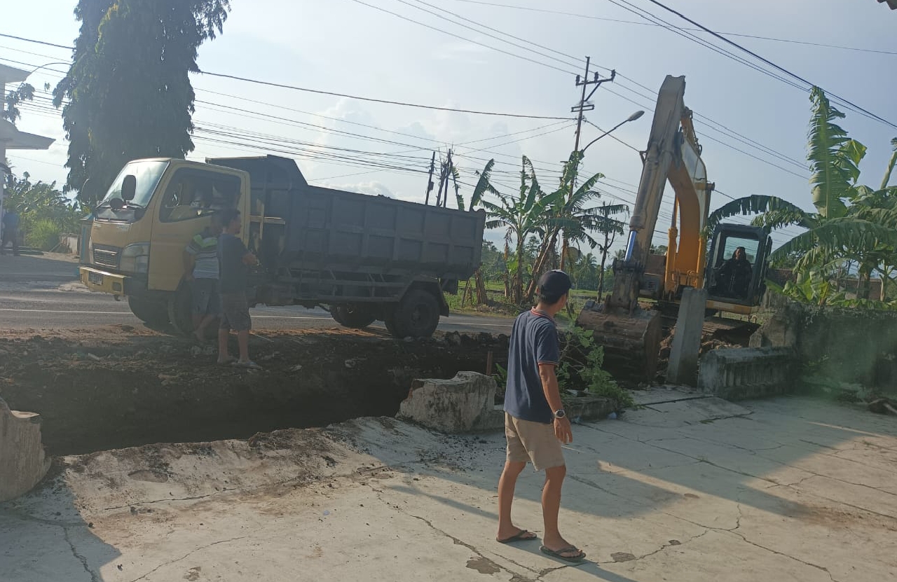 Gunakan Dana Pribadi, Kakon Khopron Perbaiki Saluran Drainase Jalan Nasional