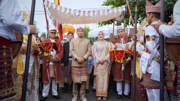 Prosesi Adat Warnai Penempatan Gubernur Lampung di Mahan Agung