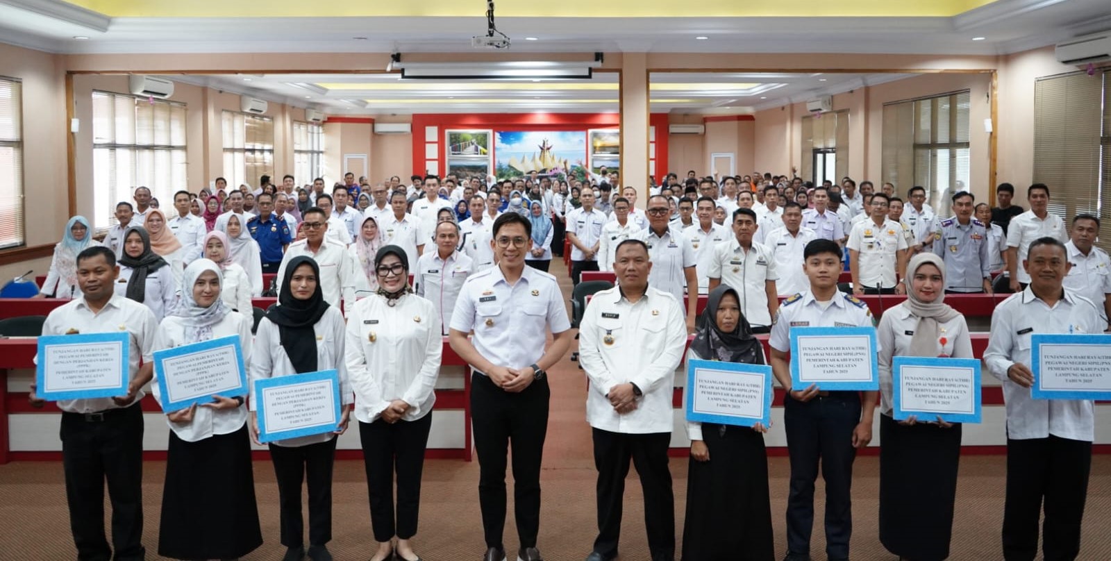 Bupati Lampung Selatan Serahkan THR, ASN Kini Gajian Setiap Tanggal 1