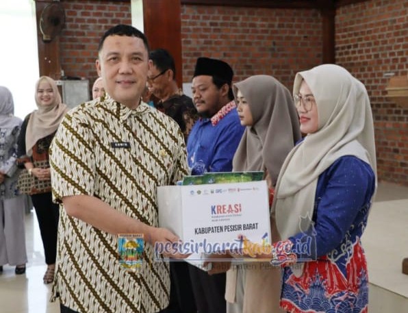 Pesisir Barat Bangun Jembatan Ilmu Lewat Distribusi Buku Anak