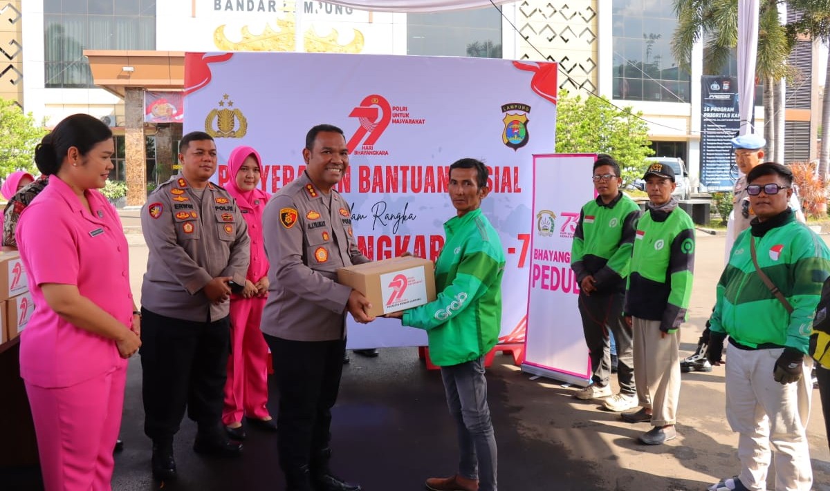 Hari Bhayangkara ke-79, Driver Ojol di Bandar Lampung Dapat Sembako dan Cek Kesehatan Gratis dari Polisi
