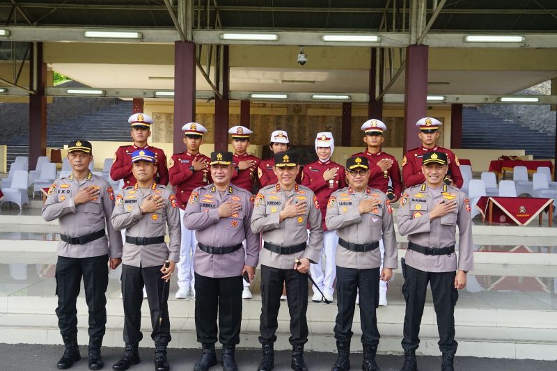 Kapolri Beri Pin Emas Kepada Pengasuh dan Taruna Berprestasi