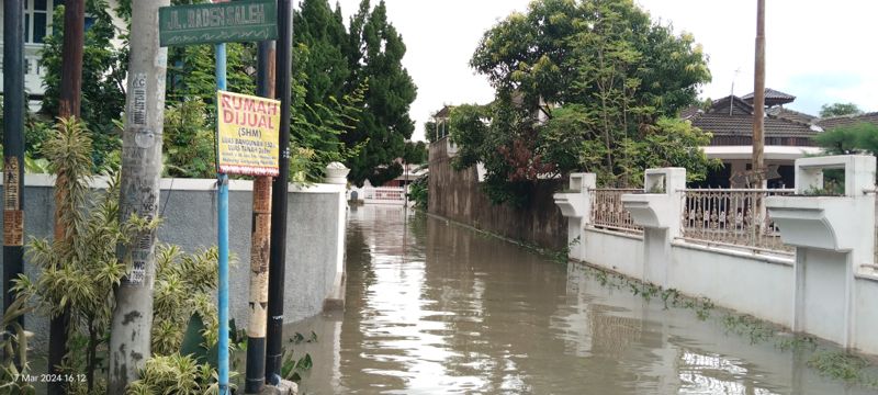 Orang Dewasa Bisa Berenang di Jalan Raden Saleh Bandar Lampung, Akibat Air Menggenang