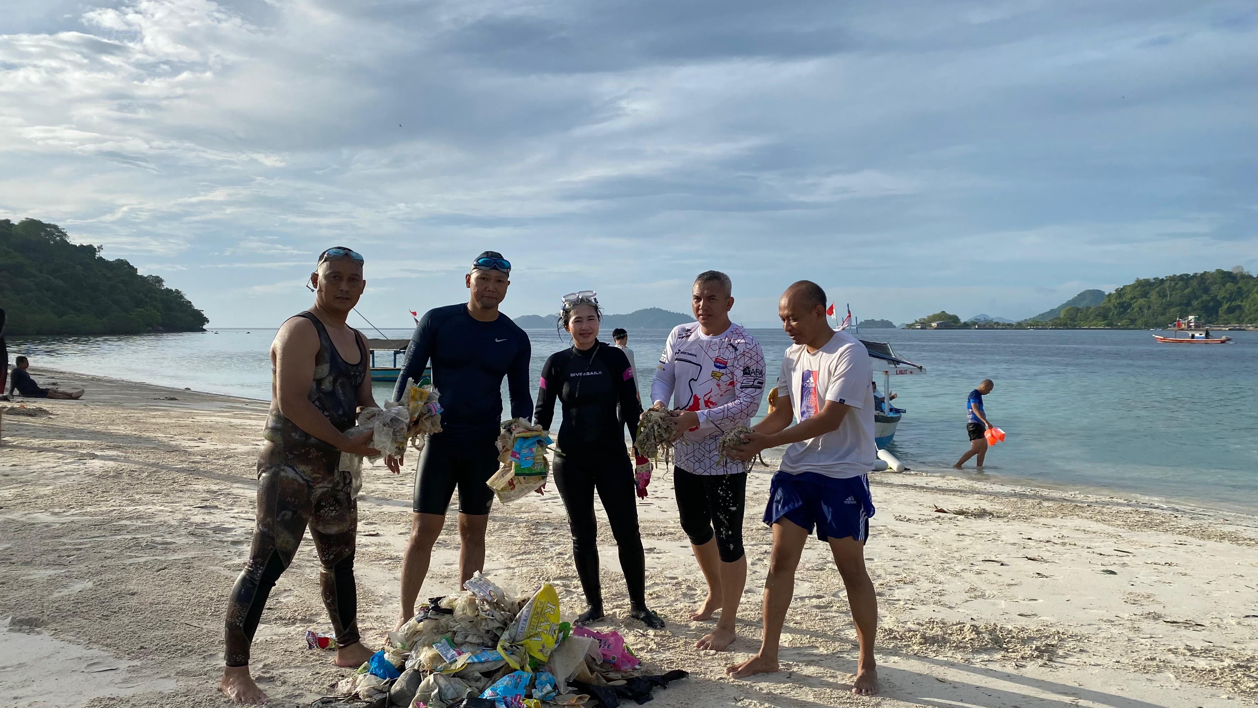 Polda Lampung Bersih-Bersih Pantai untuk Menjaga Ekosistem dan Biota Laut